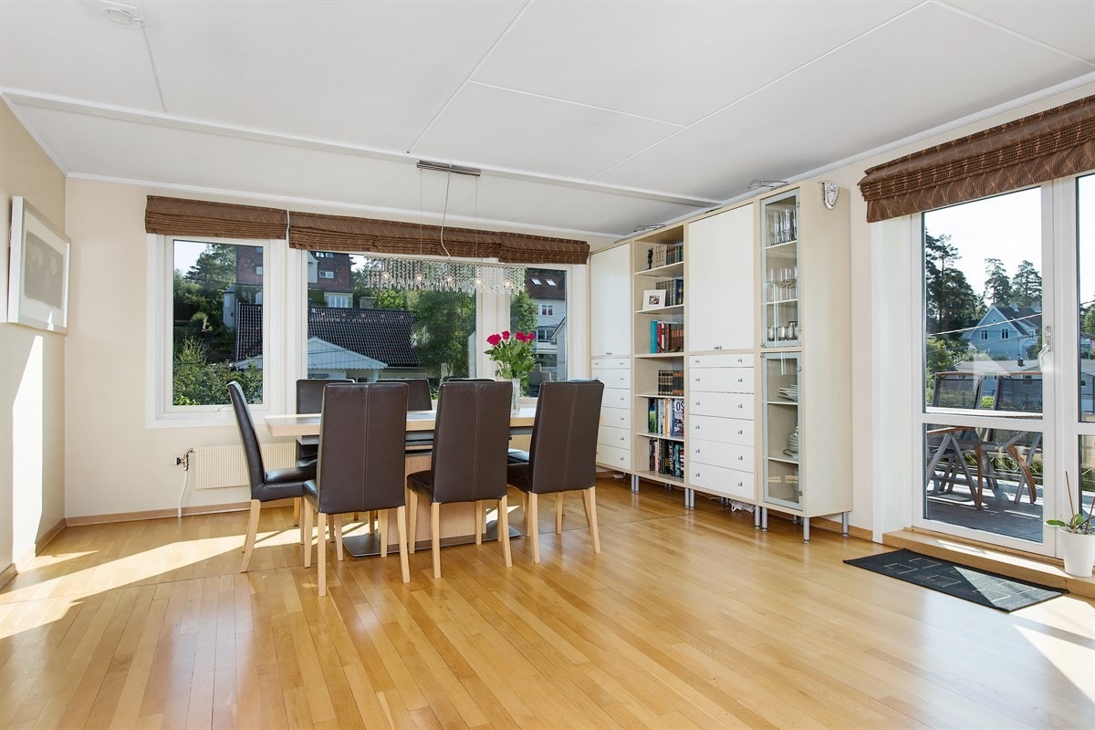 Del av stuen som i dag brukes som spisestue med utang til terrasse Galleribilde