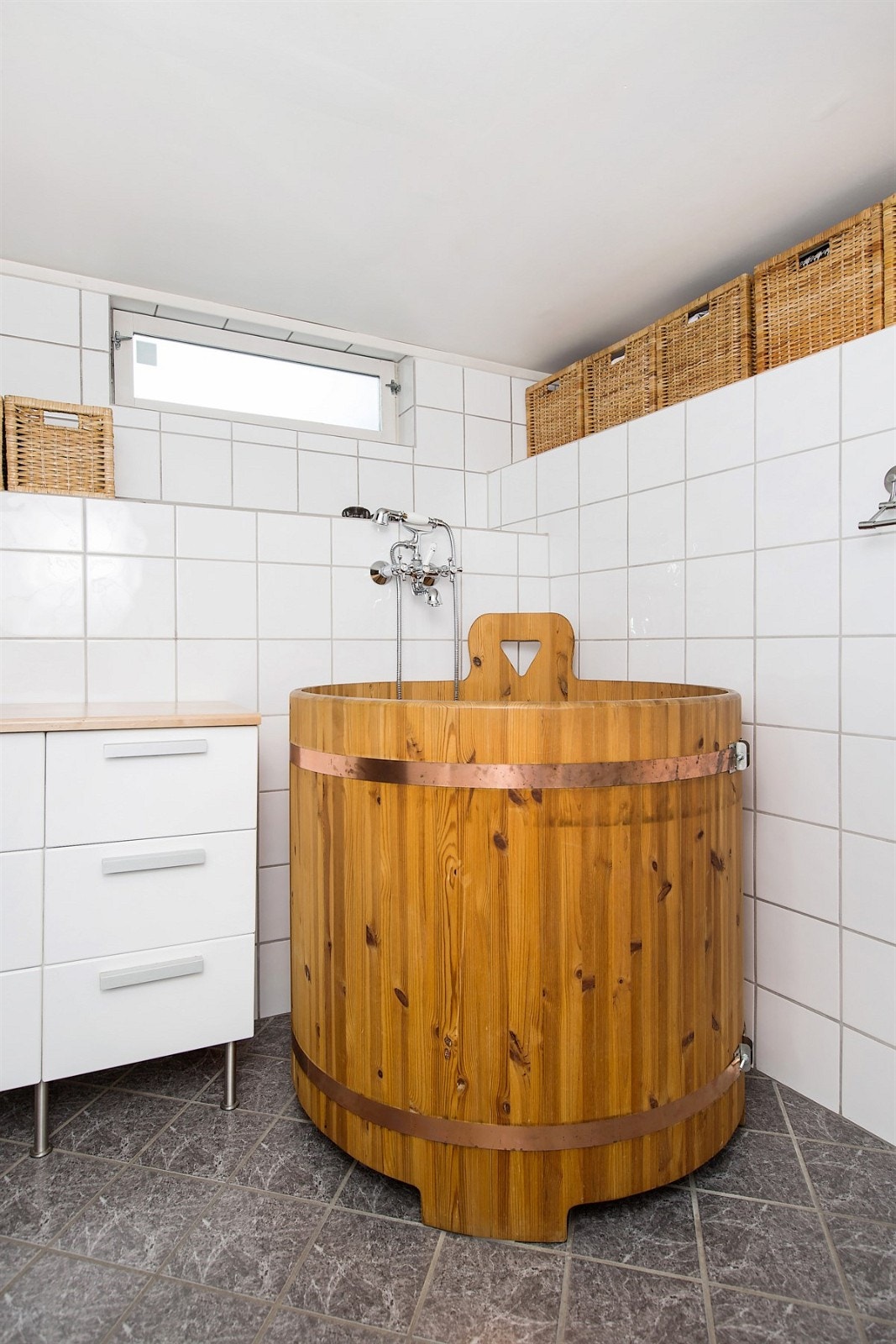 Stamp på badet i sokkeletasjen Galleribilde