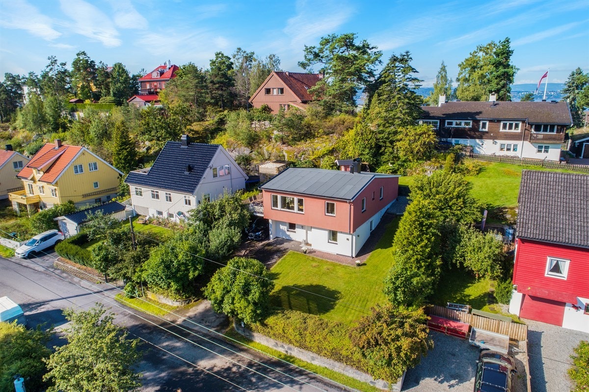 Boligen med hagen i front Galleribilde