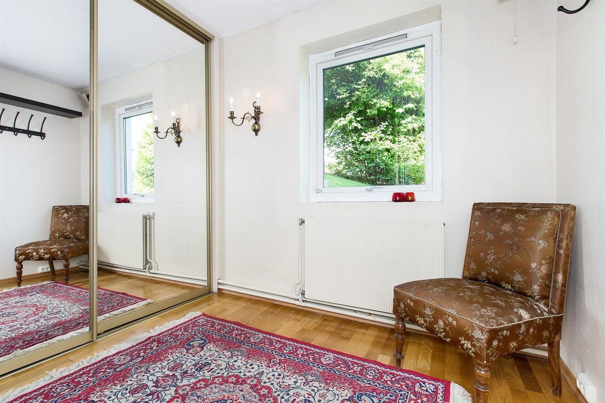 Gang med garderobe Galleribilde