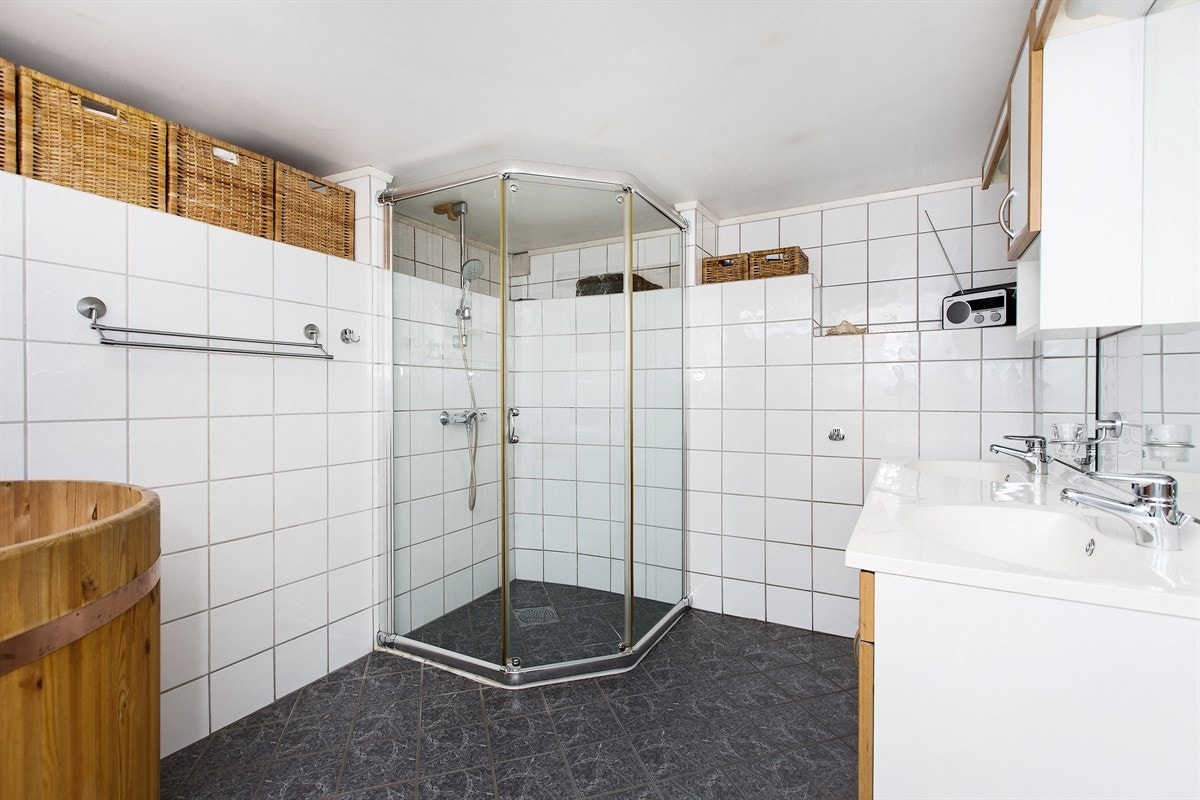 Bad i sokkeletasjen Galleribilde