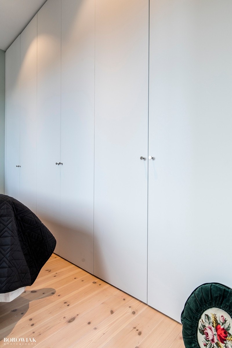 Hovedsoverommet er utstyrt med en stor garderobeseksjon som sikrer rikelig med oppbevaringsrom. Galleribilde