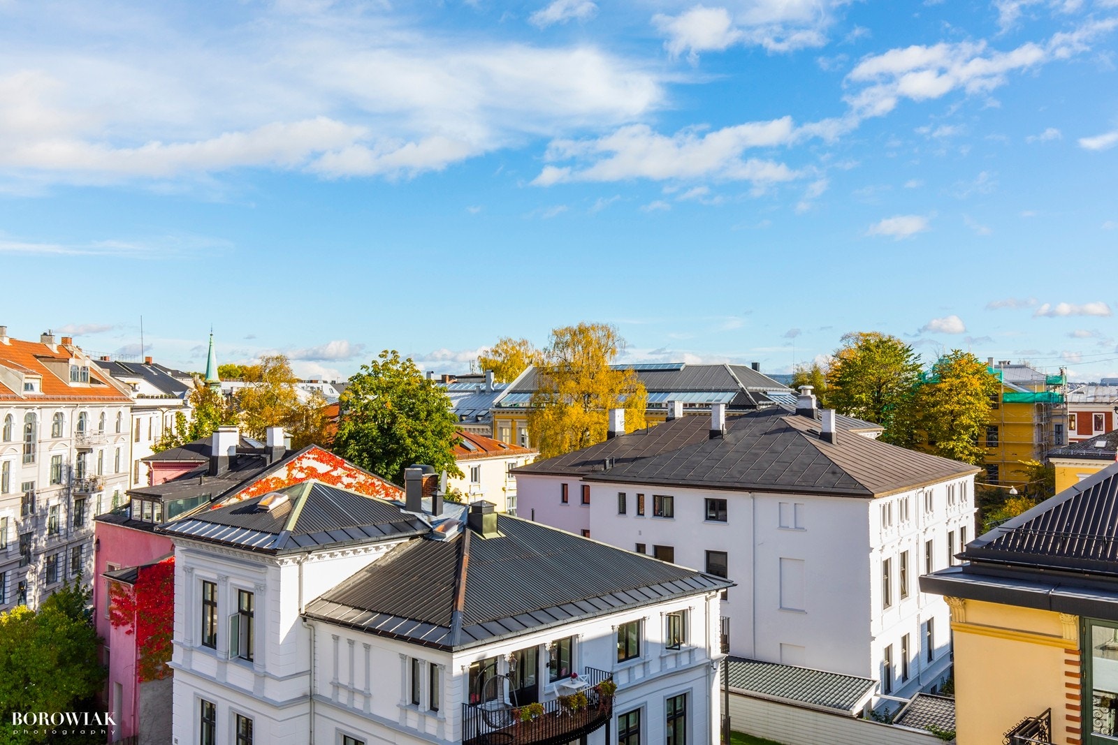 Med beliggenhet i toppetasjen ligger leiligheten høyt og fritt, og man har et flott utsyn over Oslos tak. Galleribilde