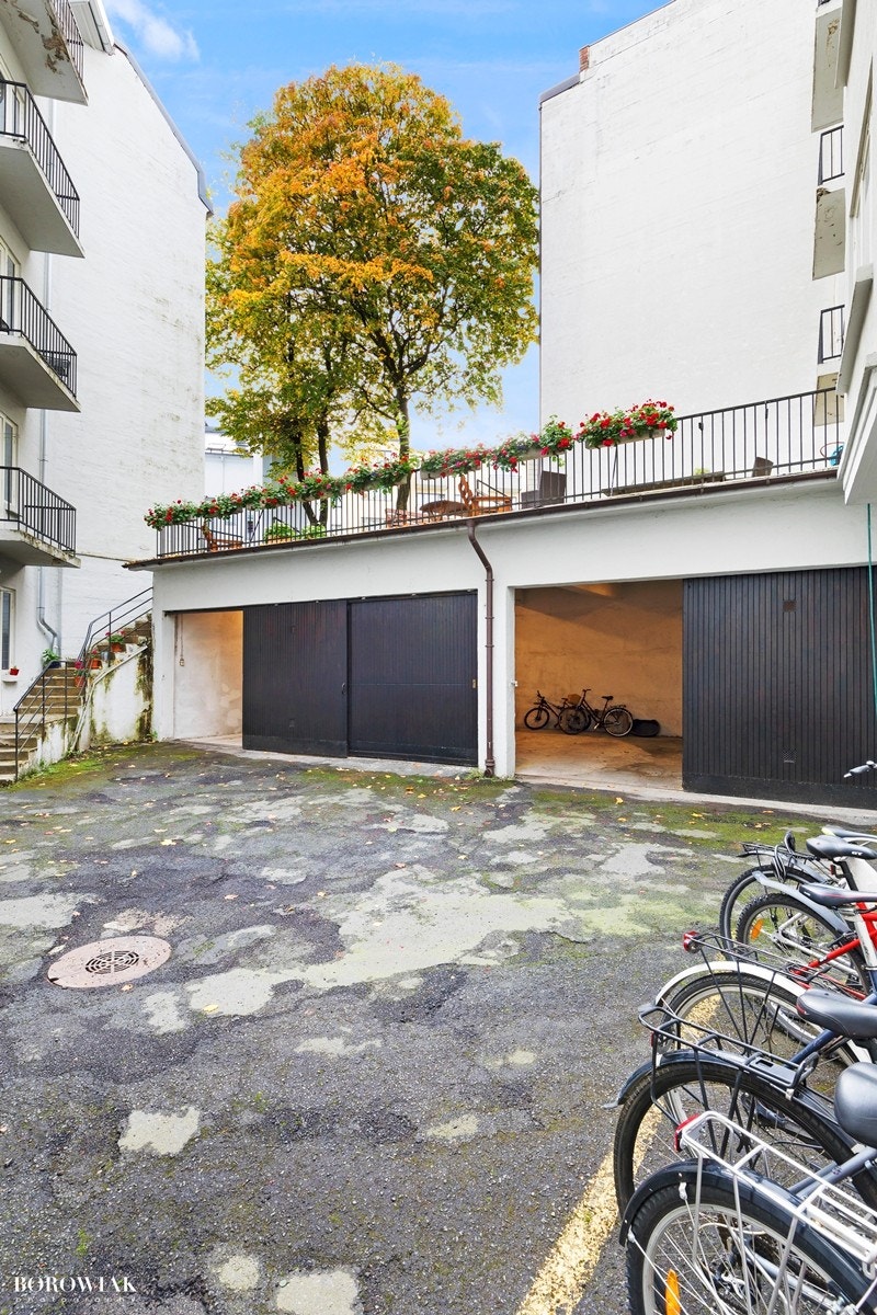 Aksjelaget har 6 garasjeplasser som leies ut etter ansiennitet. Galleribilde