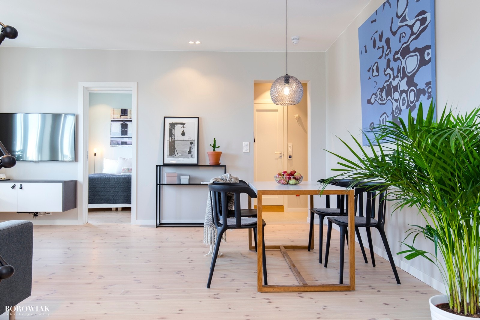 Delikate materialvalg med hvitlasert 1-stavs furugulv, downlights belysning i tak og slette vegger malt i duse farger. Galleribilde