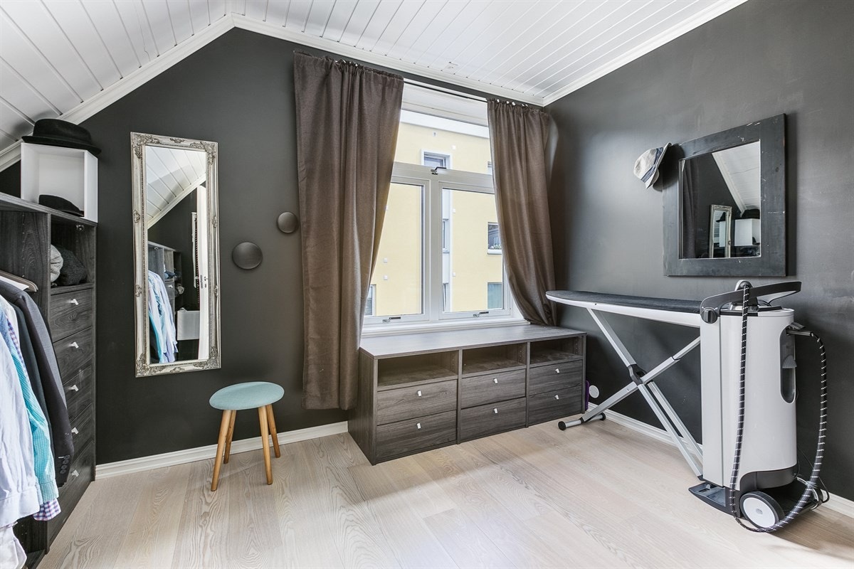 Dette soverommet benyttes i dag til garderobeformål og er innredet med hyllereoler. Galleribilde