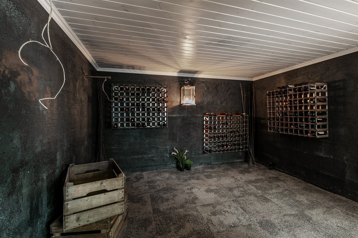 Kjellerens svale temperatur kan være egnet for lagring av de gode vinflaskene. Galleribilde