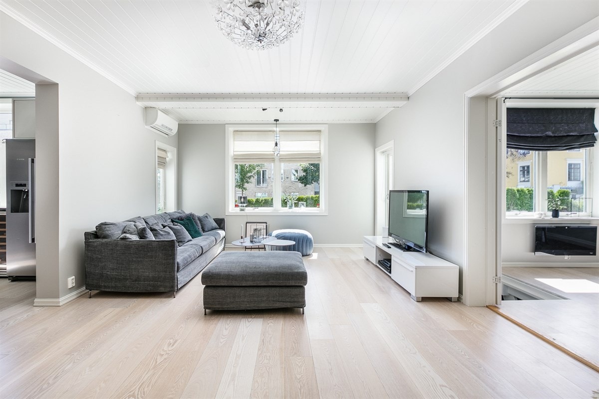 Fra stuen kan du gå direkte ut på terrassen som i sommerhalvåret er solrik store deler av dagen. Galleribilde