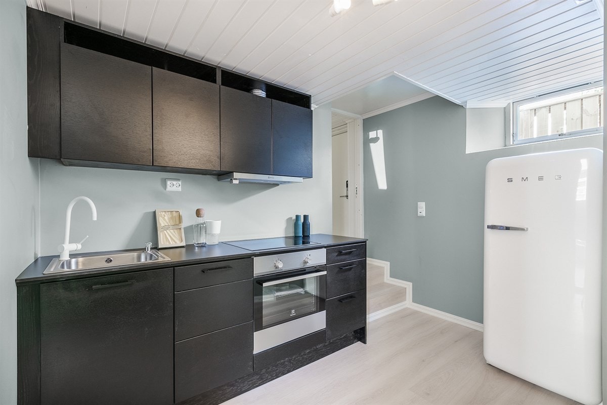 Kjøkkenet utgjør en separat avdeling i hybelens romløsning og har innredning fra Drømmekjøkkenet. Galleribilde