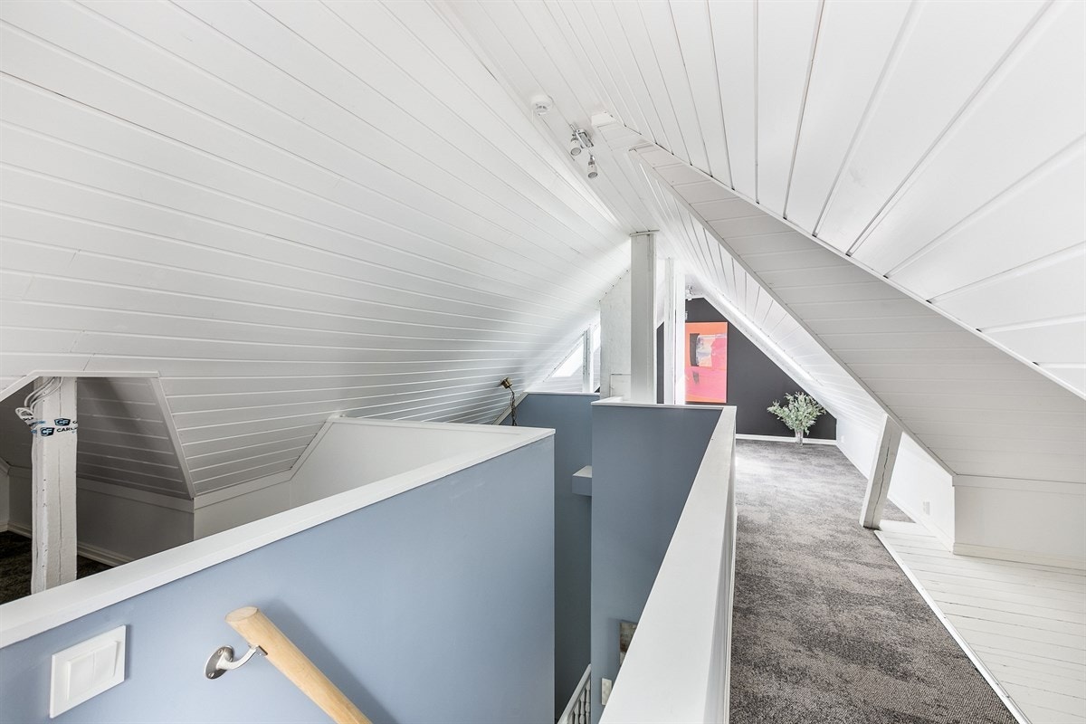 Loftsetasjen er sammenhengende og strekker seg gjennom hele huset. Galleribilde