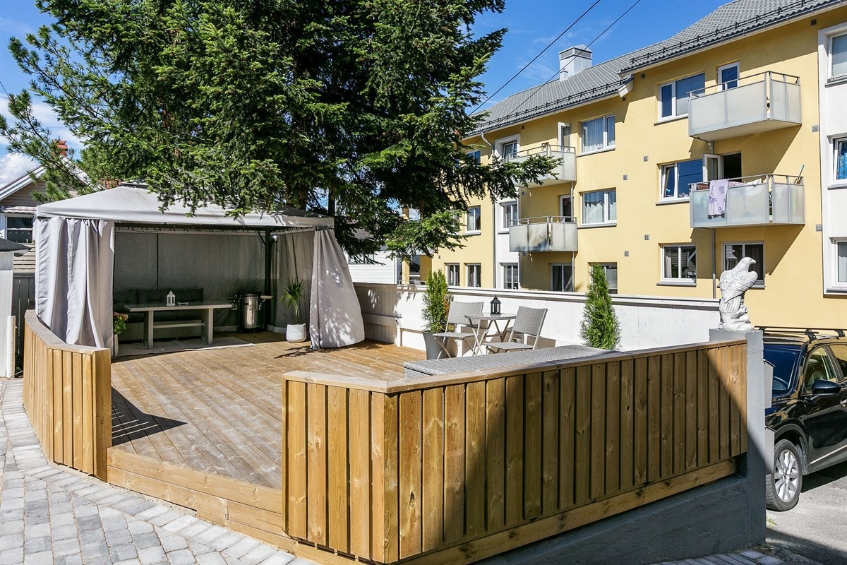 En mer omfangsrik terrasseplatting finner du på gårdsplassen, denne er solrik det meste av dagen sommerstid. Galleribilde
