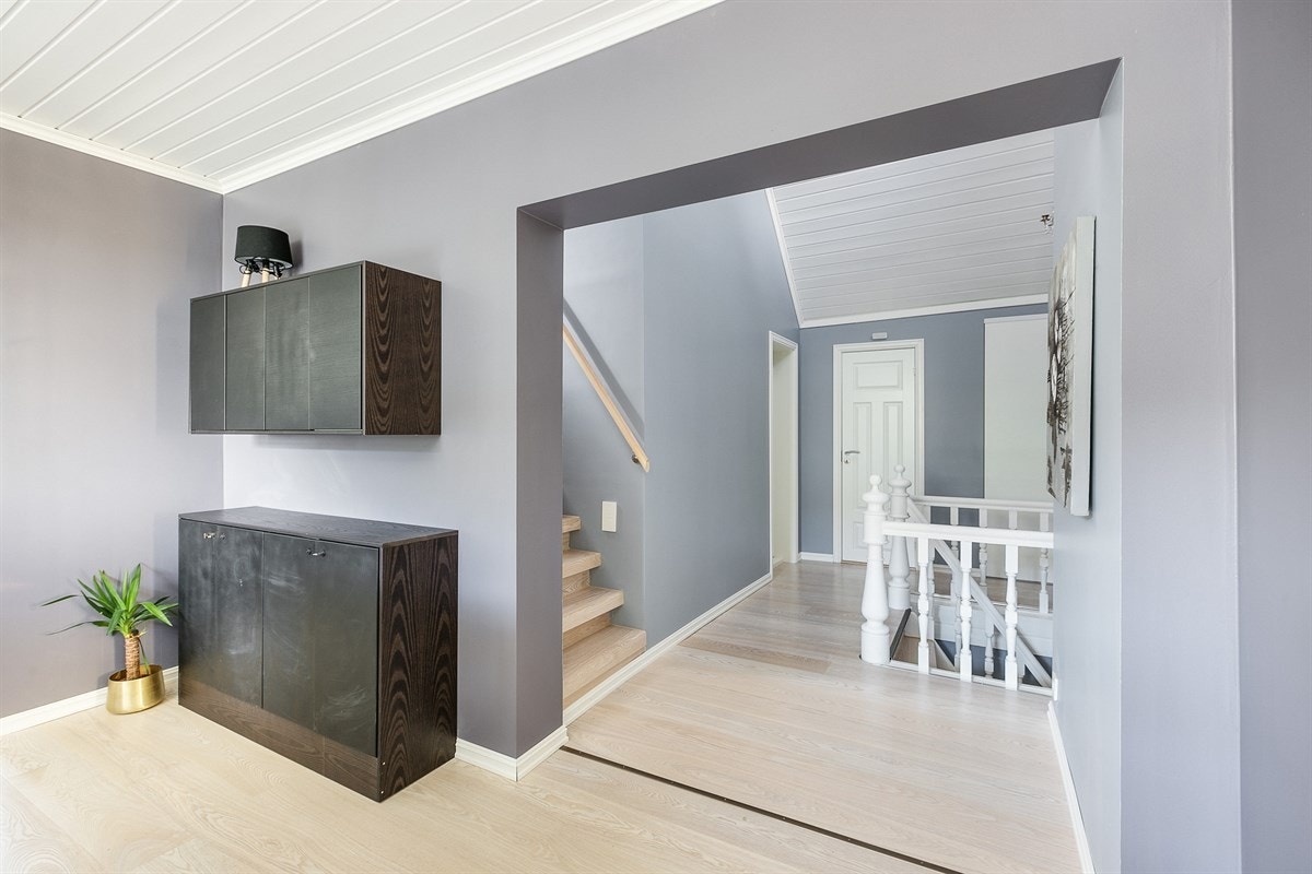 Spisestuens brunsorte skapmøbler medfølger. Galleribilde