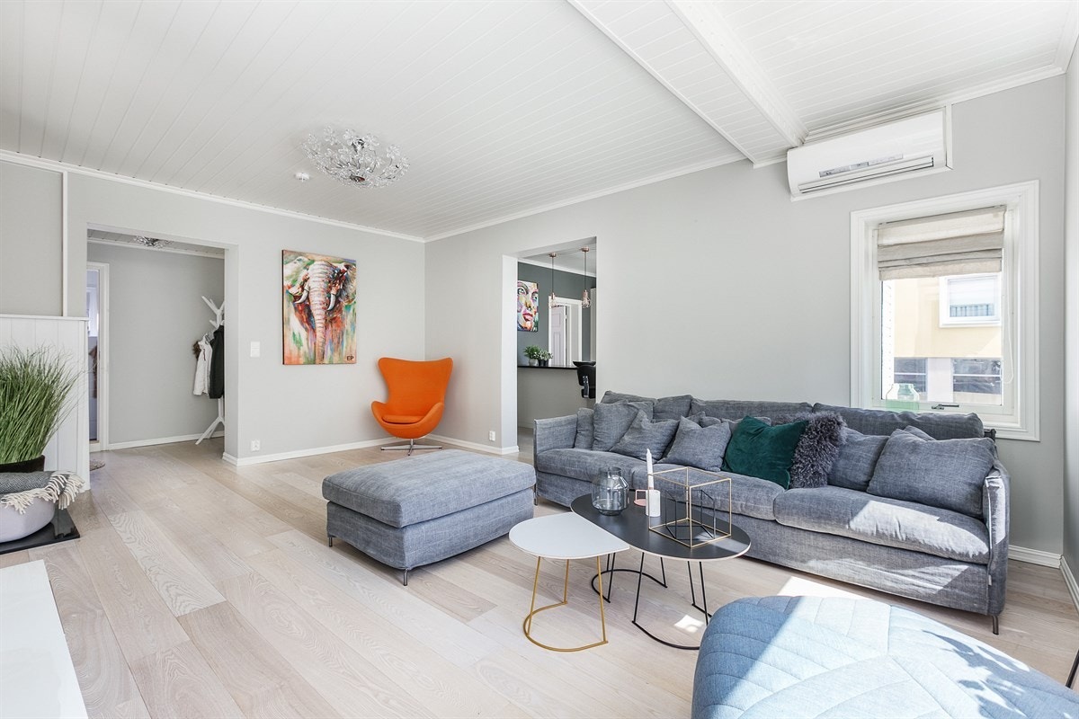 Kjøkkenet, stuen og spisestuen utgjør mye av arealet i første etasje. Galleribilde