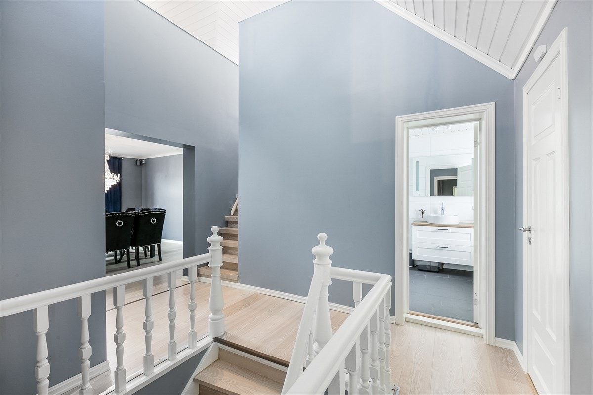 Spesielt med denne etasjen er en åpen himling over trappegangen som strekker seg helt opp til loftstaket. Galleribilde