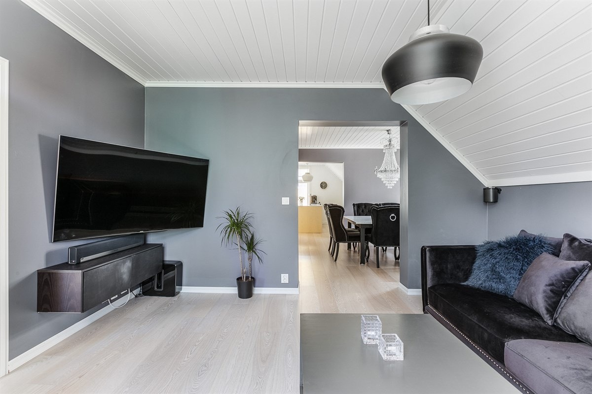 Stuen har på sin side god plass til en bred salong samt media- og oppbevaringsmøbler. Galleribilde
