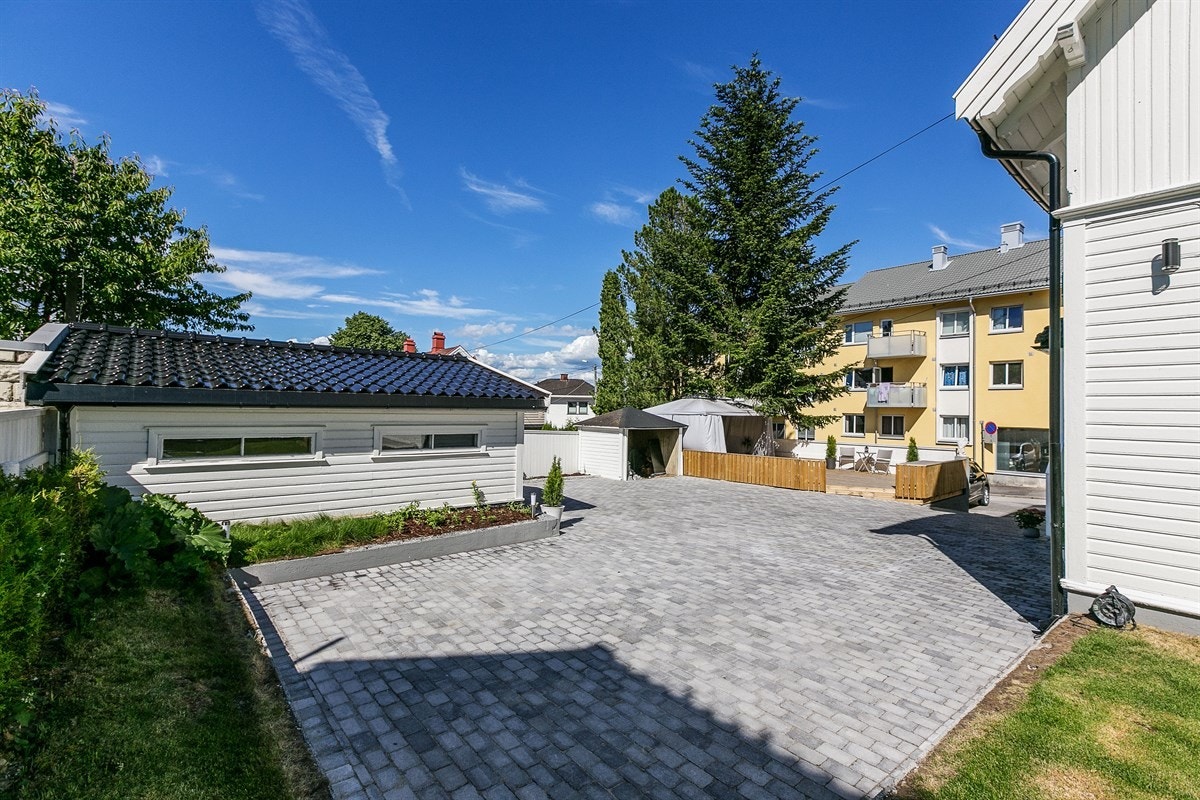 Utearealene er pent opparbeidet og inkluderer en en romslig gårdsplass. Galleribilde