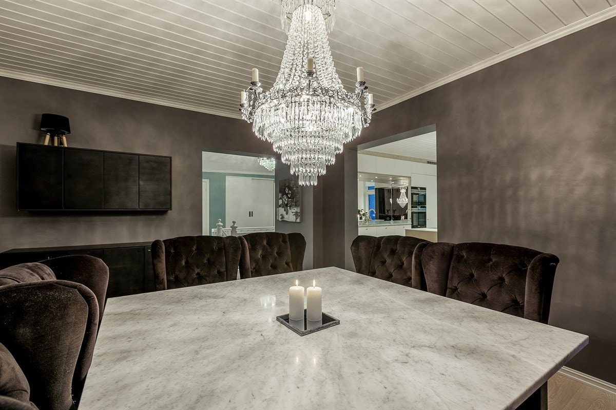 Spisestuen utgjør midtpunktet mellom stuen og kjøkkenet, og rommer gjerne et spisebord med sitteplass for mange. Galleribilde