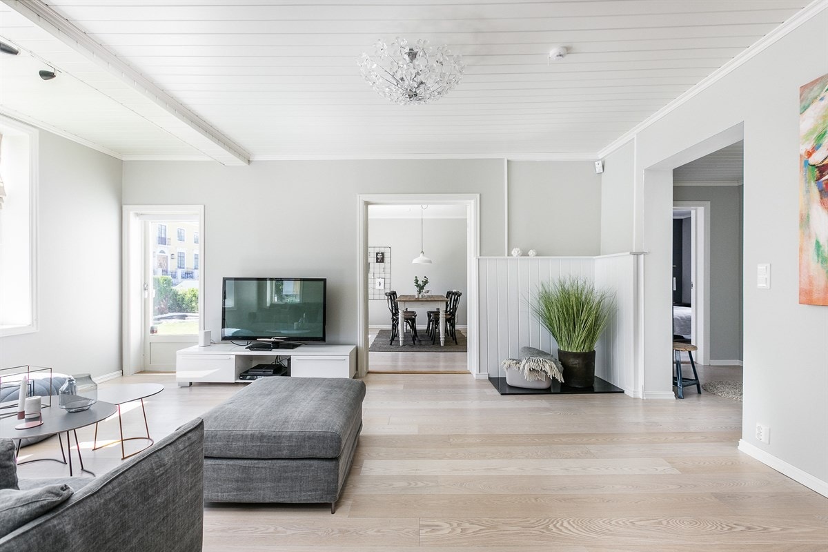 Dørfrie forbindelser fremmer en åpen romfølelse og gir samtidig opplevelsen av en stor sosial sone. Galleribilde