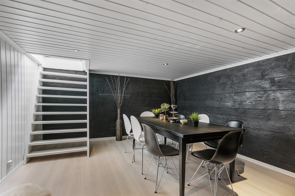 Rommet under spisestuen er innredet til disponibelt formål og tilfredsstiller ikke krav til opphold. Galleribilde