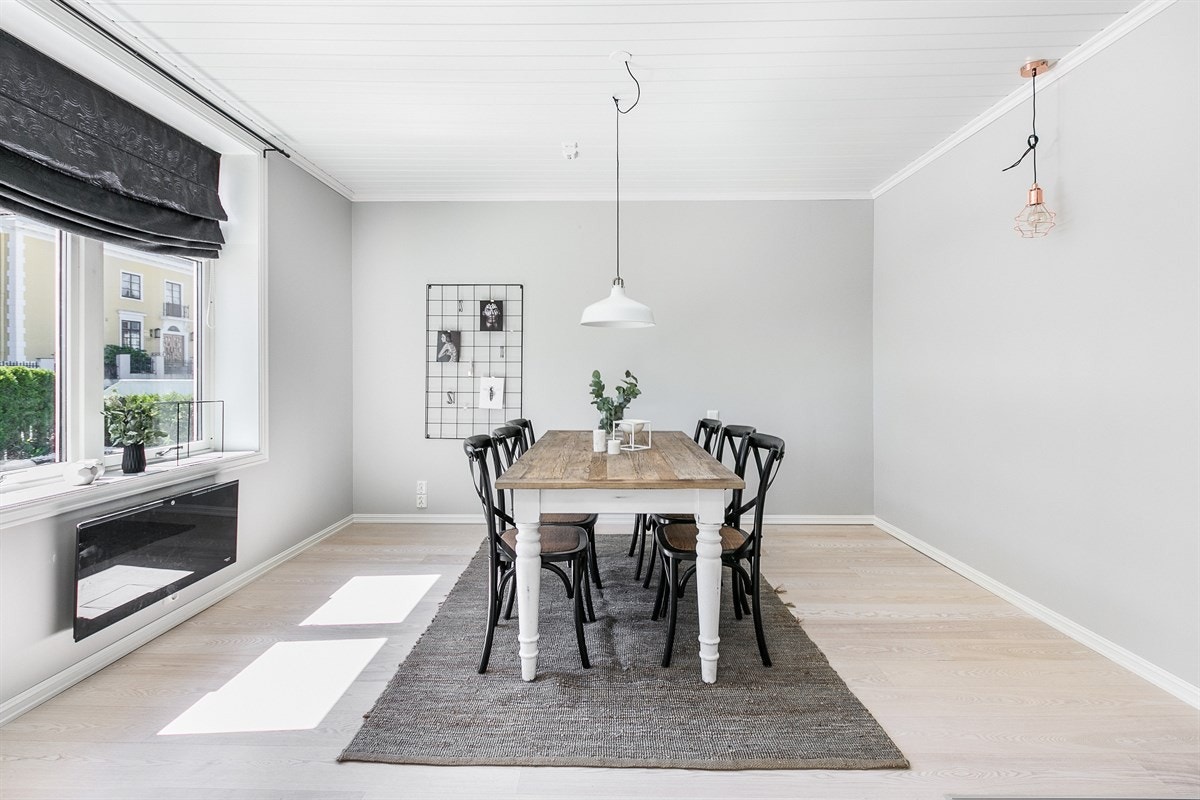 Spisestuen kan du gjerne møblere med et langstrakt spisebord, eller gjøre om til et soverom ekstra. Galleribilde