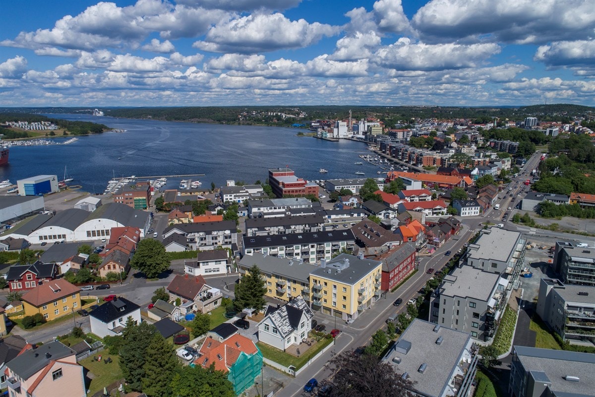 Fra eiendommen er det kort gangavstand til både sentrumskjernen og togstasjonen. Galleribilde