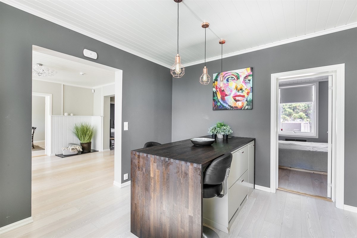 Den omfangsrike kjøkkeninnredningen har rikelig med oppbevaringsplass og inkluderer også en smart barløsning med sitteplass for to. Galleribilde