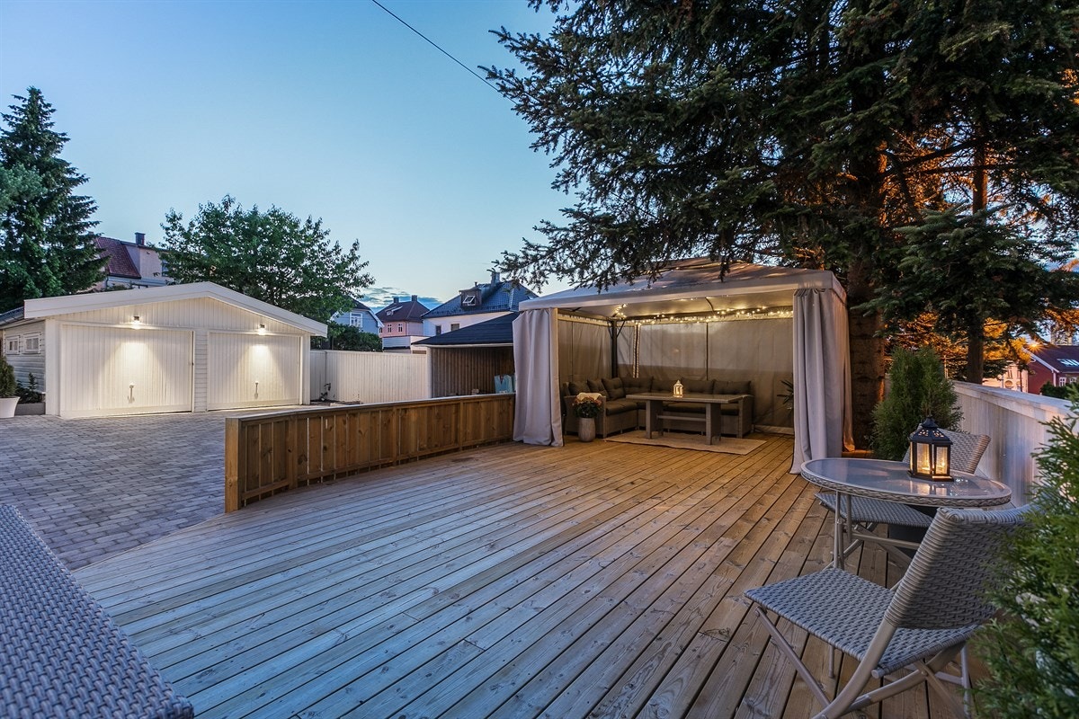 Gårdsplassens terrasseplatting har rikelig boltreplass og er et ypperlig sted for sammenkomster. Galleribilde