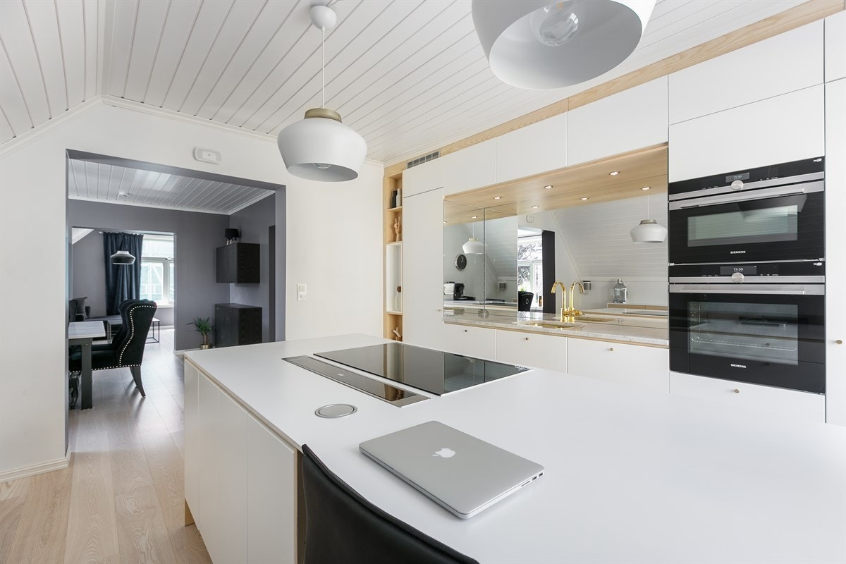 Samtlige hvitevarer er innbygget og medfølgende, deriblant stekeovnen som er plassert i riktig arbeidshøyde. Galleribilde