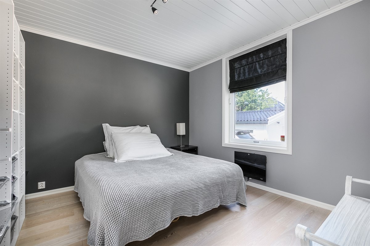 Soverommene vender begge ut mot gårdsplassen. Galleribilde