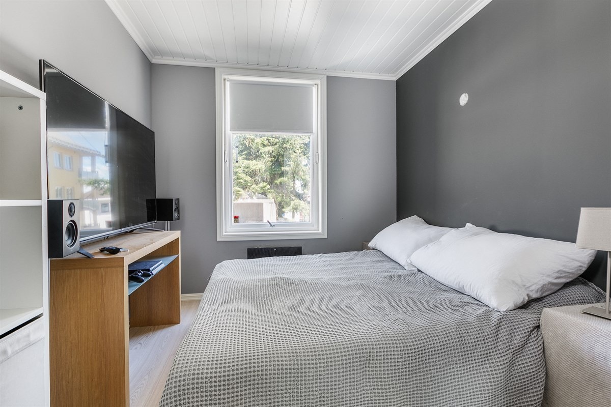 Første etasje inkluderer to soverom som begge er av generøse størrelser. Galleribilde