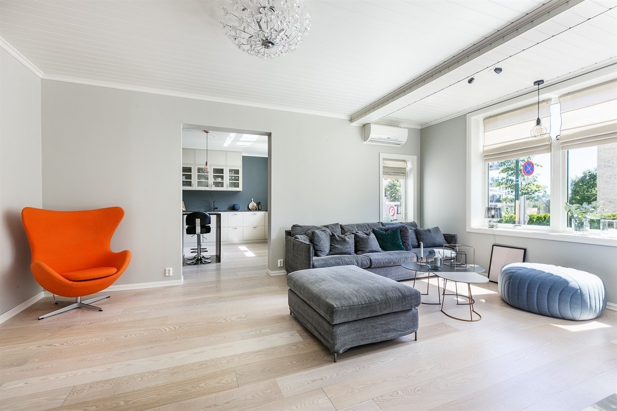 Flere vindusflater i sydveggen sørger for en lys atmosfære på dagtid. Galleribilde