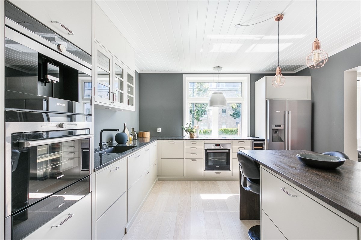 De fleste av kjøkkenets hvitevarer er innbygget, deriblant deriblant kaffemaskin og en kombinert damp- og mikrobølgeovn. Galleribilde