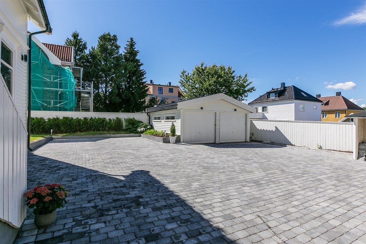Gårdsplassen er utført i belegningsstein og har gode parkeringsmuligheter i tillegg til dobbelgarasjen. Galleribilde
