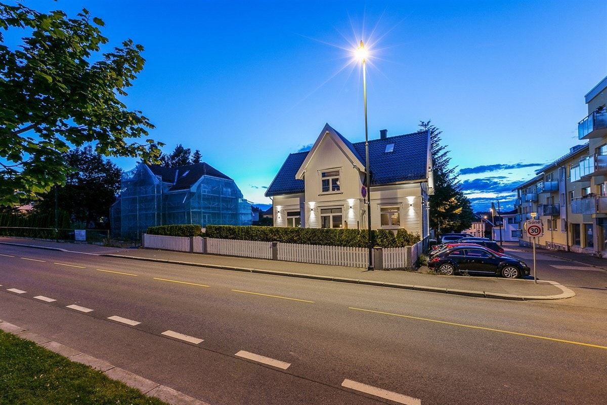 Dekorativ utebelysning gir huset en elegant fremtoning etter mørkets frembrudd. Galleribilde