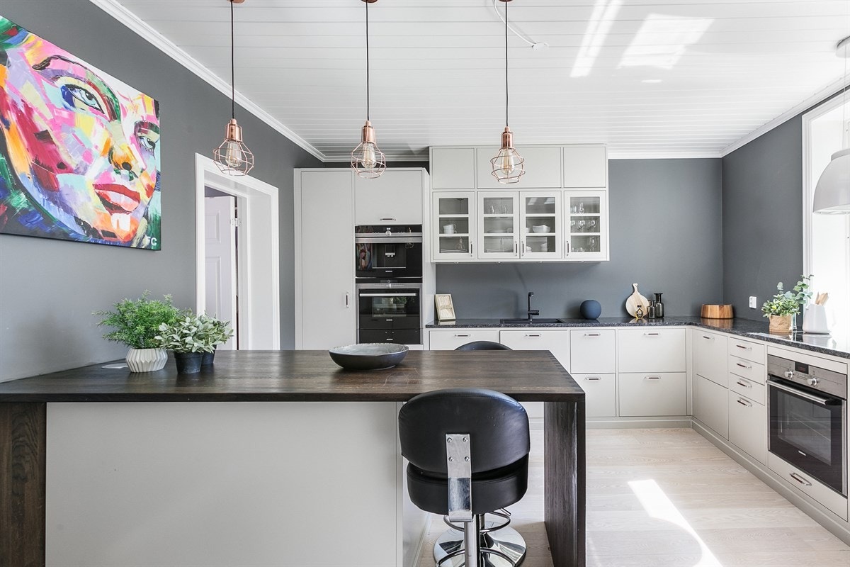 Interiøret har et gjennomgående moderne og stilsikkert preg, inkludert innredning fra Drømmekjøkkenet. Galleribilde