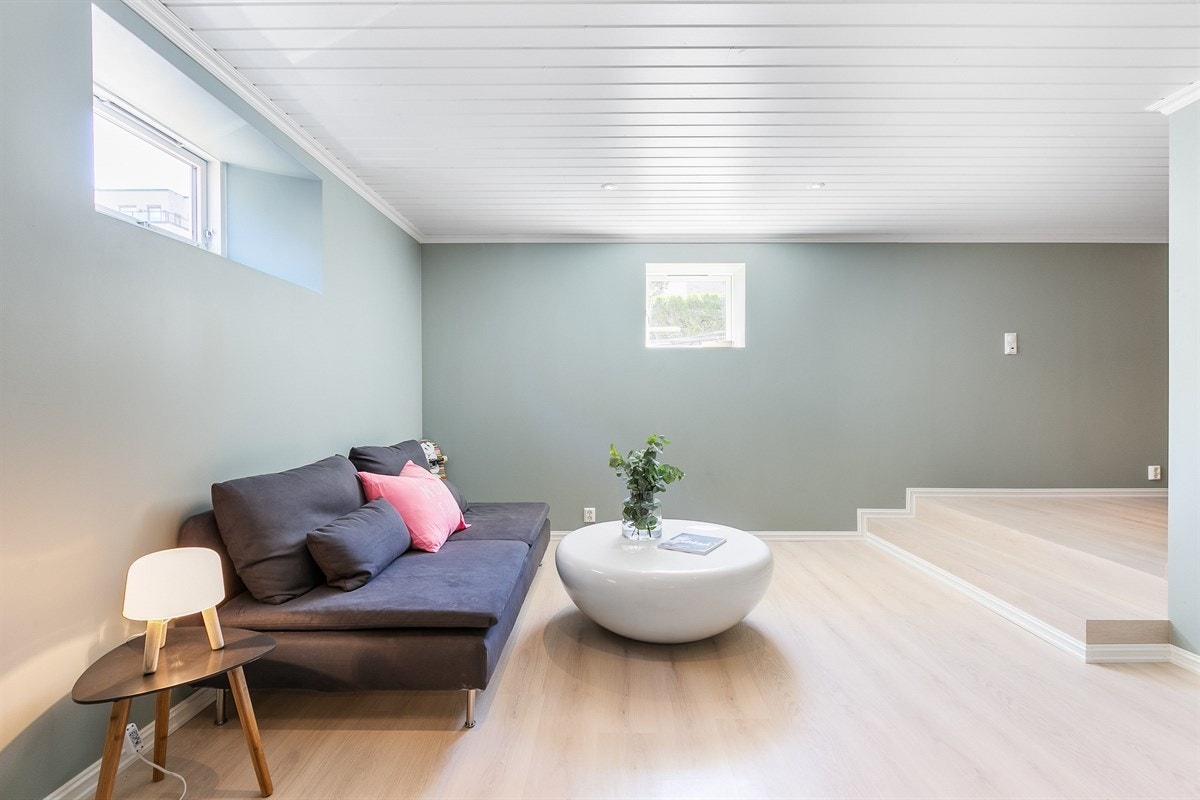 I kjelleren er det etablert en separat hybel med egen utvendig adkomst. Galleribilde