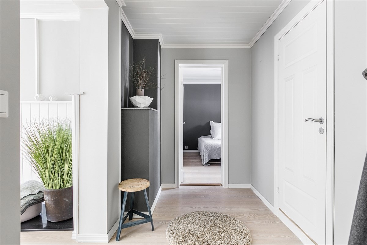 Ett av soverommene er tilbaketrukket ved gangen og har umiddelbar nærhet til badet. Galleribilde