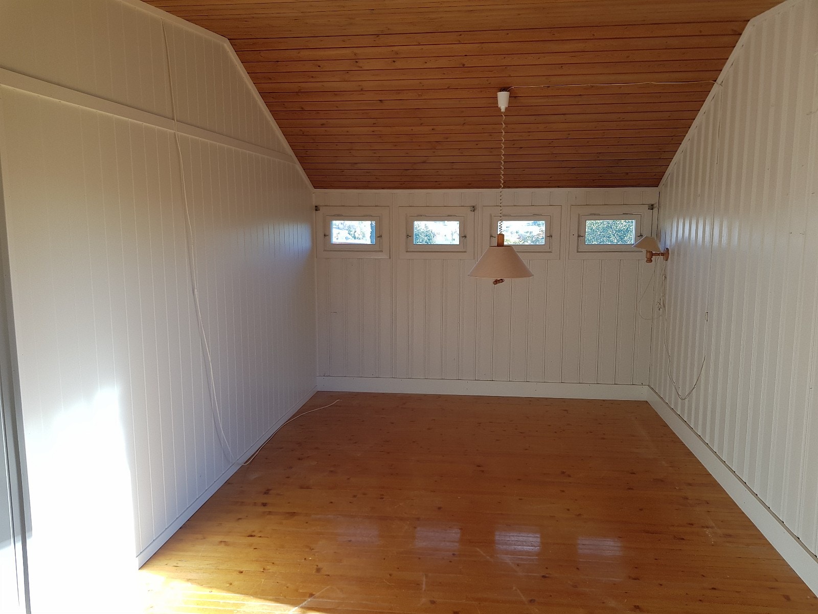 Stor lys stue som vil bli møblert og satt inn TV. Galleribilde