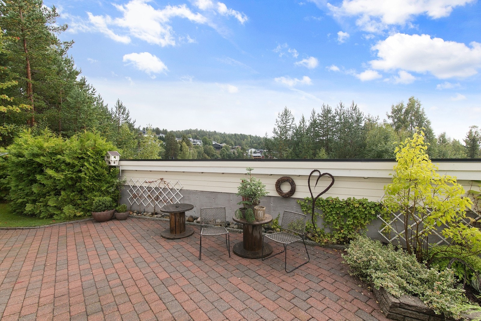 Steinsatt uteplass ved inngang Galleribilde