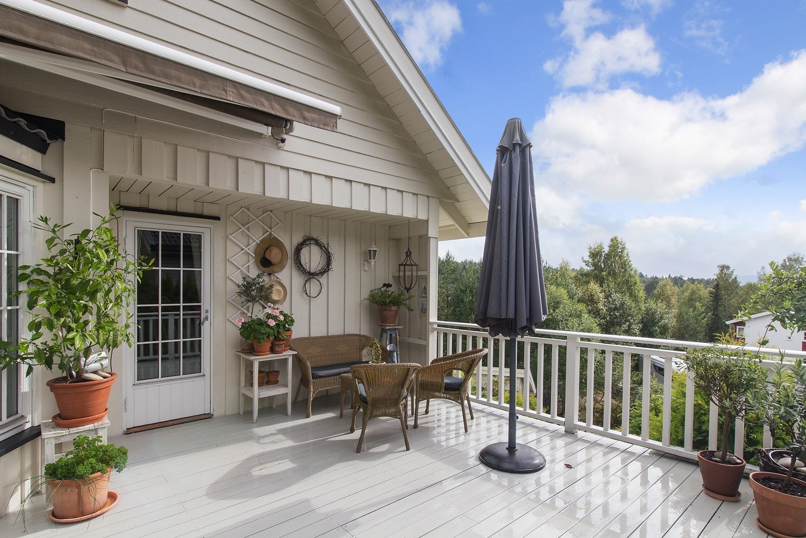 Terrasse, delvis overbygget. Solrik og usjenert uteplass. Galleribilde