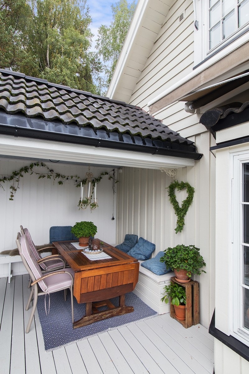 Terrasse, delvis overbygget. Solrik og usjenert uteplass. Galleribilde