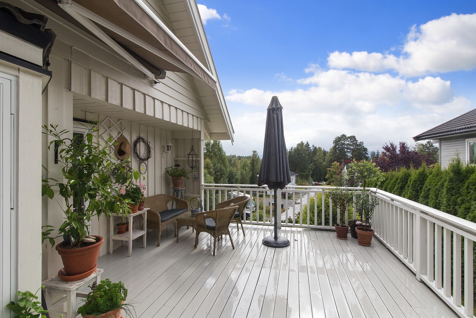Terrasse, delvis overbygget. Solrik og usjenert uteplass. Galleribilde