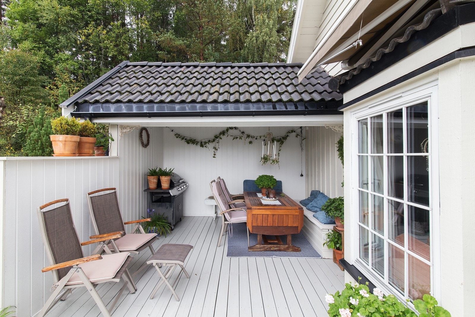 Terrasse, delvis overbygget. Solrik og usjenert uteplass. Galleribilde