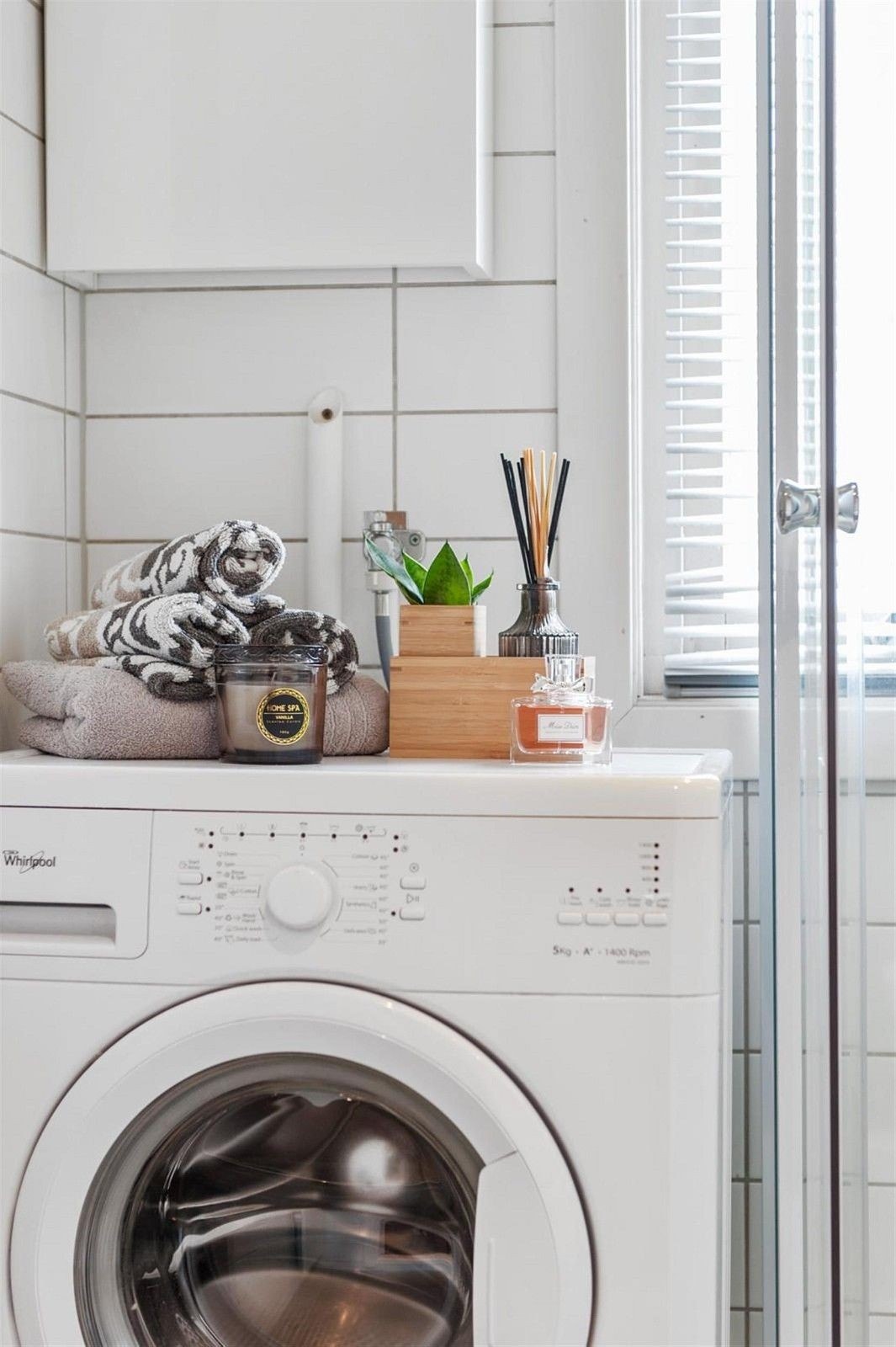 Vaskemaskin på badet. Galleribilde