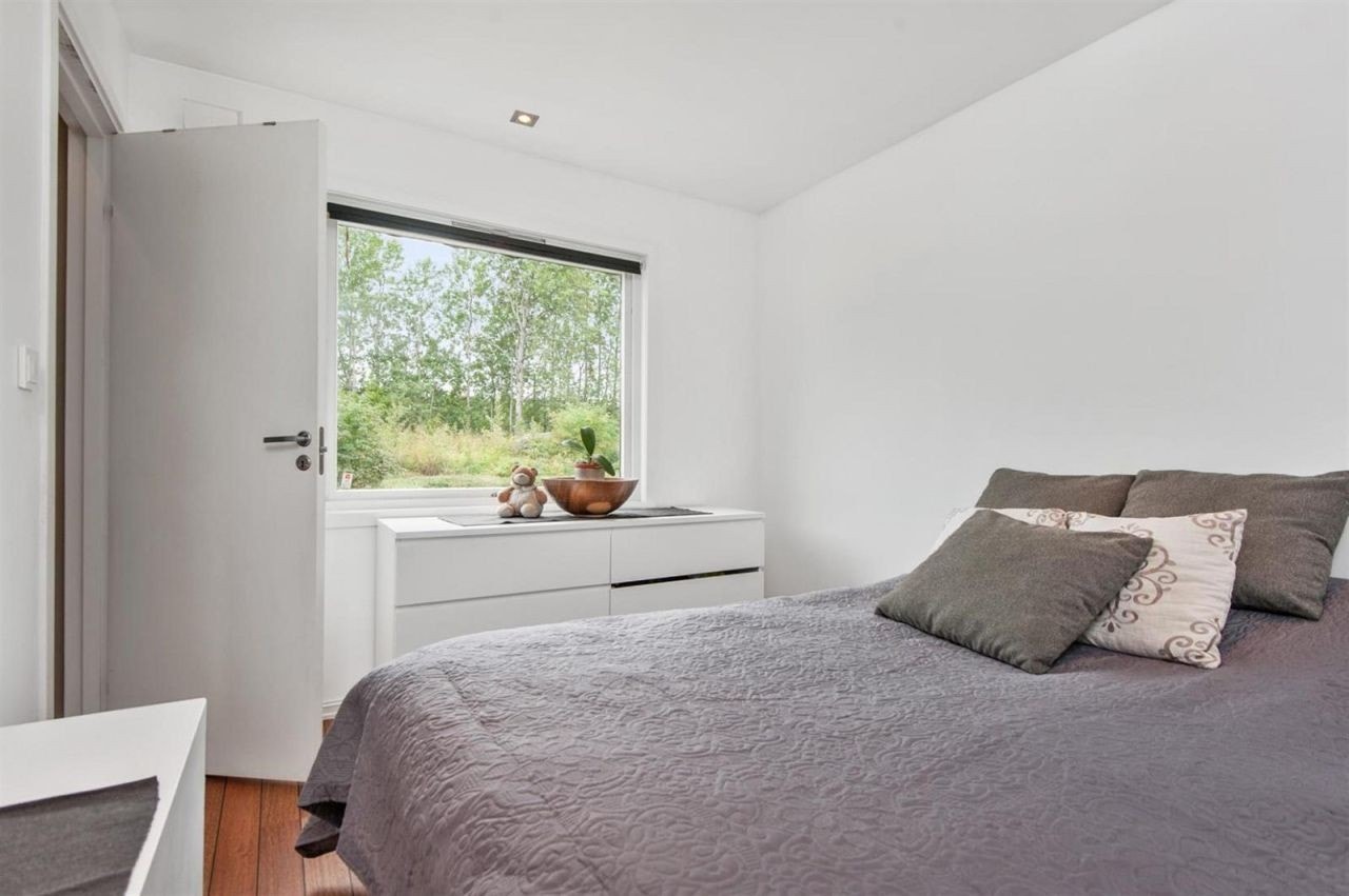 Stort soverom med vindu. Galleribilde