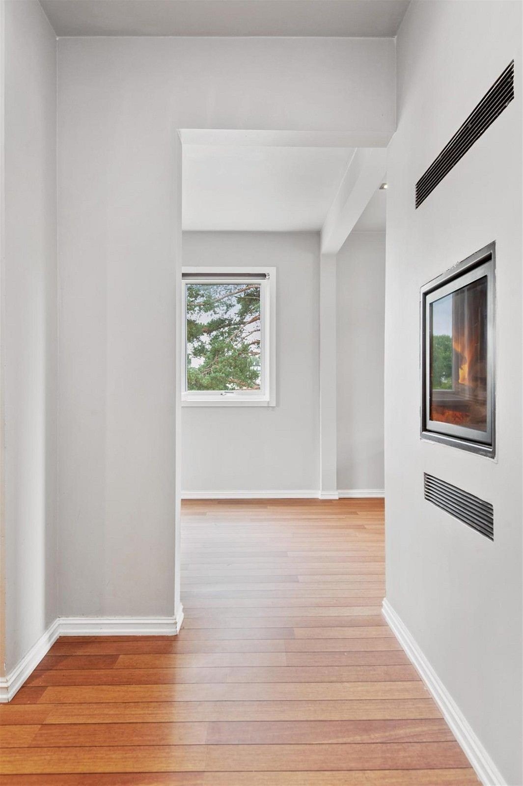 Romslig entré med god plass til å henge av seg yttertøy. Galleribilde