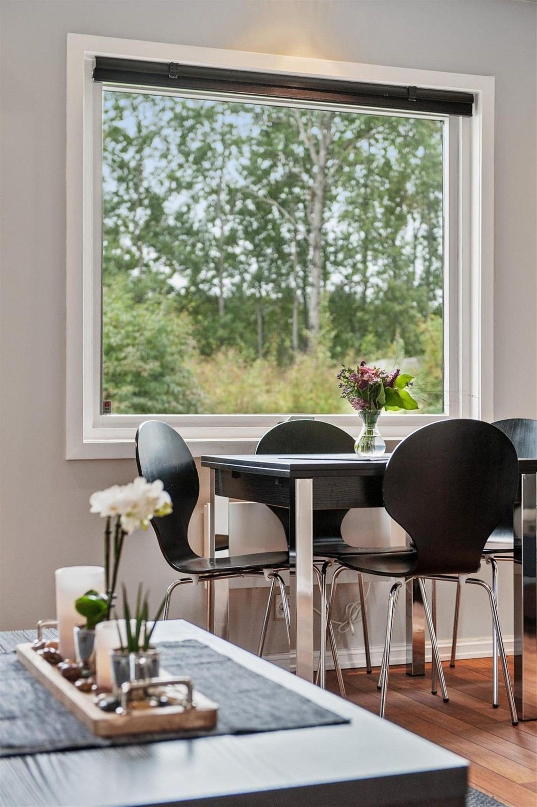 Leiligheten er gjennomgående med vinduer på begge sider. Dette gir en god romfølelse og fine lysforhold. Galleribilde