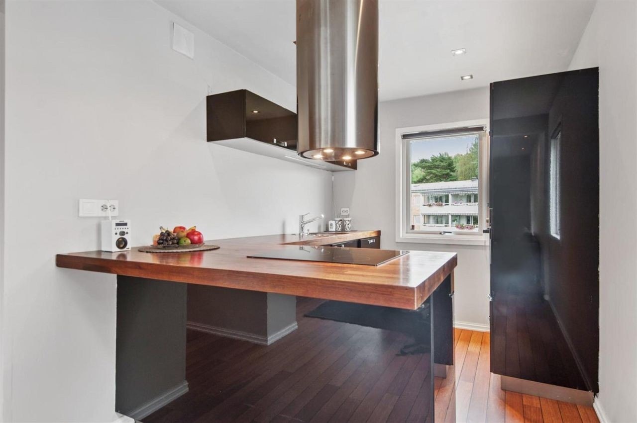 Stilrent og luftig kjøkken med rikelig skap- og benkplass. Galleribilde