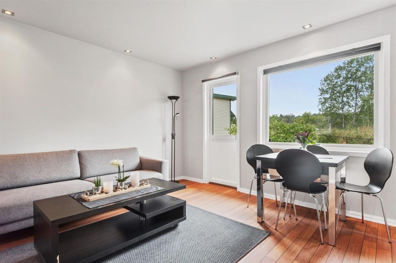 Utgang fra stuen til solrik vestvendt balkong med ettermiddags- og kveldssol. Galleribilde