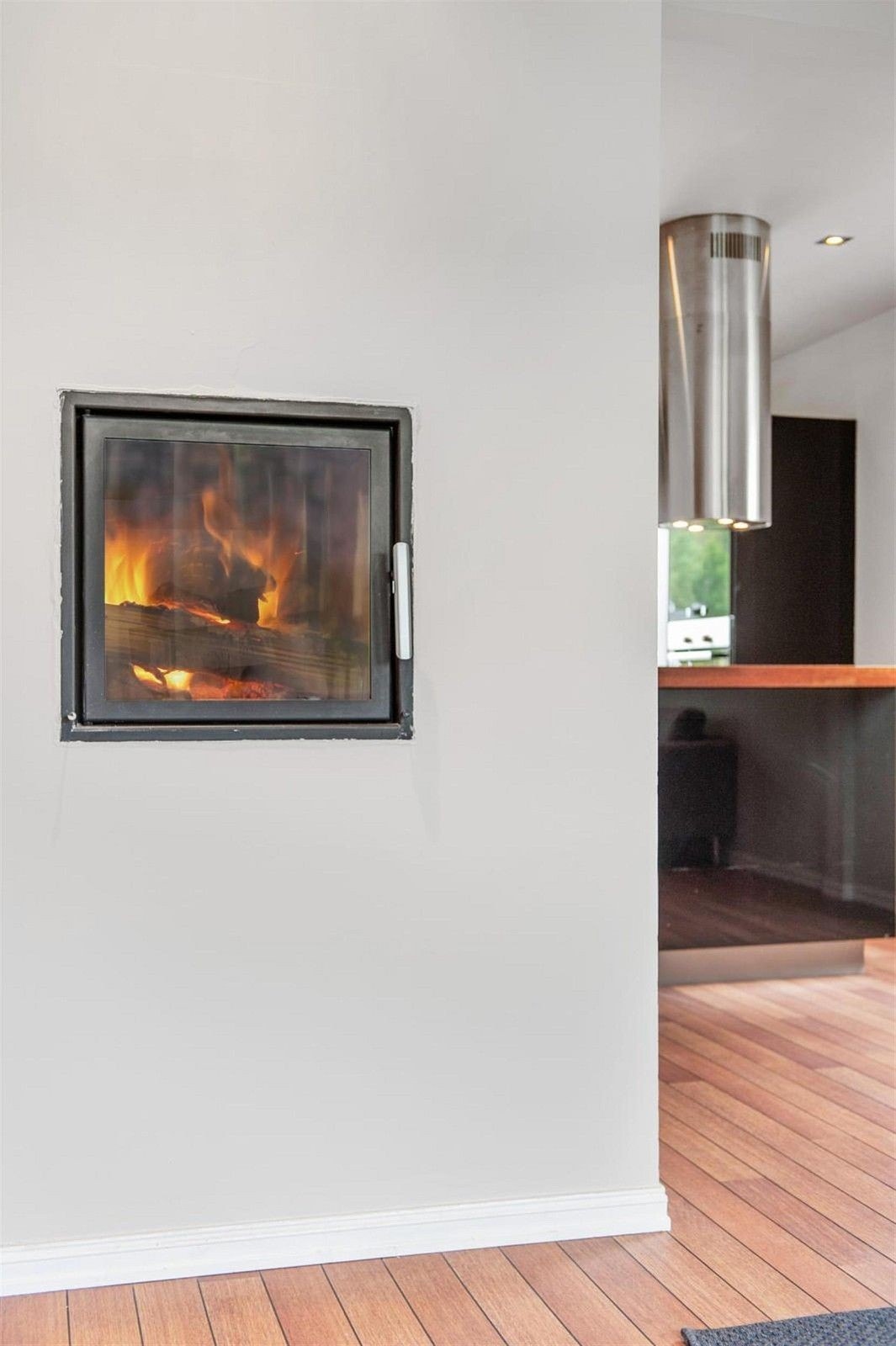 Lekker gjennomgående peisinnsats med glassvegger i stue og entré. Galleribilde